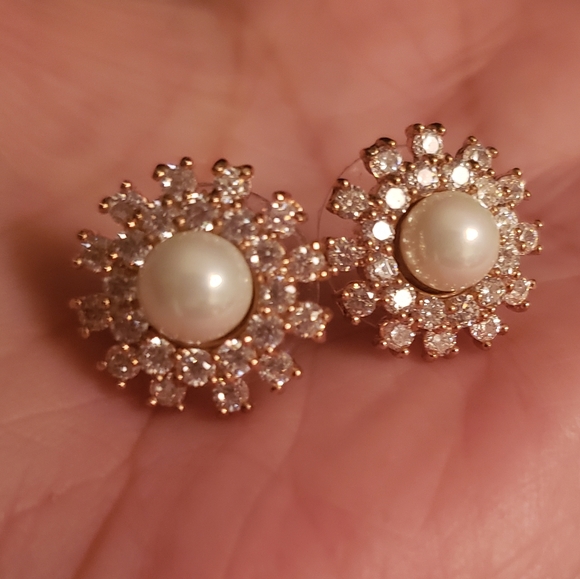 Jewelry - Sparkly pearl earrings